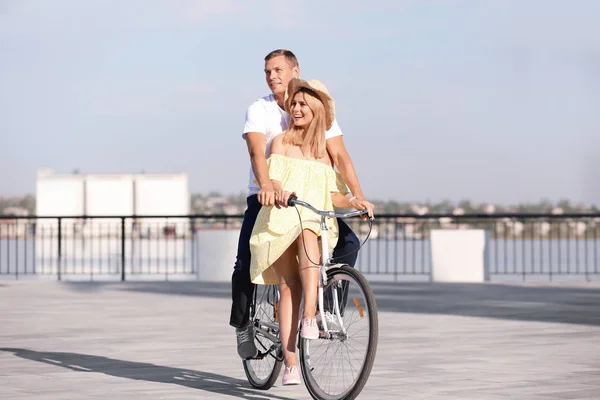 Щаслива Пара Катається Велосипеді Відкритому Повітрі Сонячний День — стокове фото