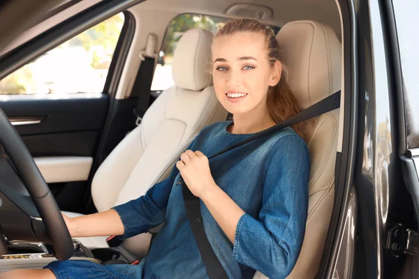 Žena Řidič Zapínání Bezpečnostní Pás Autě — Stock fotografie