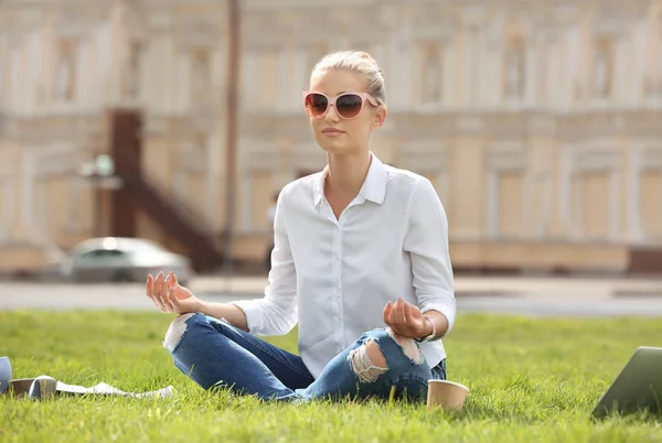 Молодая Женщина Медитирует Зеленой Лужайке Парке Радость Моменте — стоковое фото