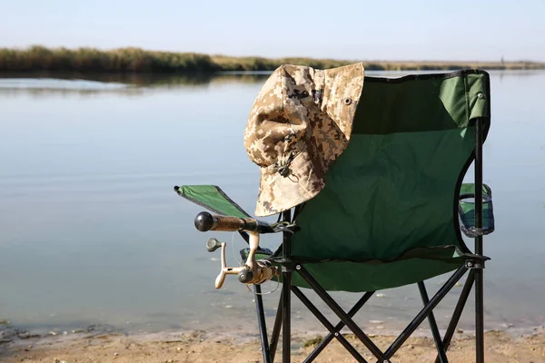 Sedia Campeggio Con Canna Pesca Sul Lungofiume Nella Giornata Sole — Foto Stock