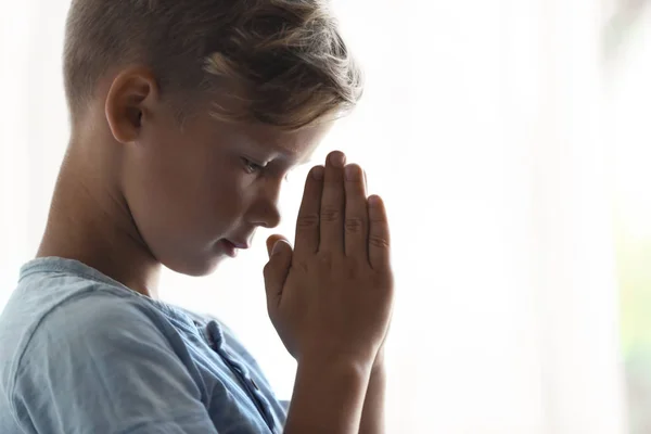 Μικρό Αγόρι Χέρια Ενωμένα Μαζί Για Προσευχή Ανοιχτόχρωμο Φόντο Χώρο — Φωτογραφία Αρχείου