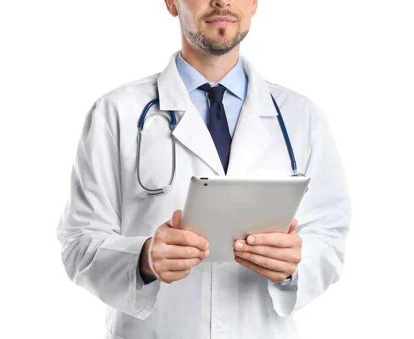 Erkek Doktor Modern Tablet Beyaz Zemin Üzerine Closeup Holding — Stok fotoğraf