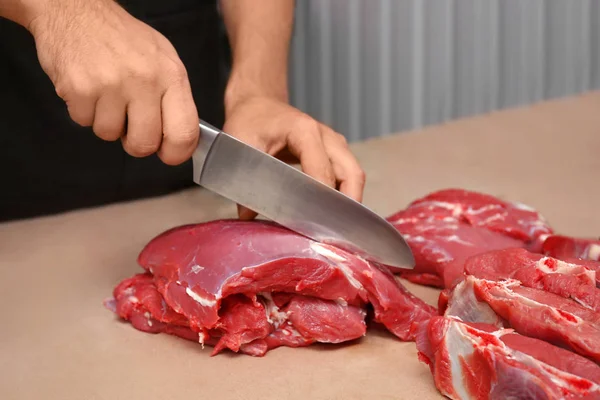 Açougueiro Cortando Carne Crua Fresca Balcão Loja Close — Fotografia de Stock