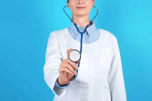 Médico Femenino Sosteniendo Estetoscopio Sobre Fondo Color Primer Plano —  Fotos de Stock