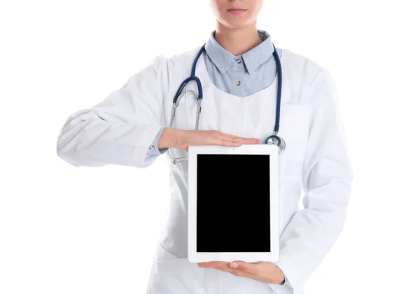 Modern Tablet Beyaz Zemin Üzerine Closeup Tutan Kadın Doktor Alan — Stok fotoğraf