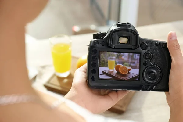 Female Photographer Taking Picture Juice Oranges Professional Camera Closeup — Stock Photo, Image