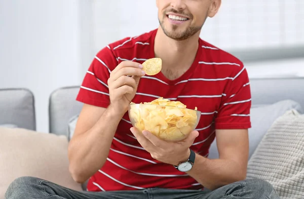 Homme Avec Bol Croustilles Assis Sur Canapé Gros Plan — Photo