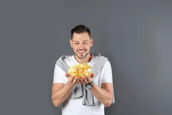 Man Bowl Potato Chips Grey Background — Stock Photo, Image