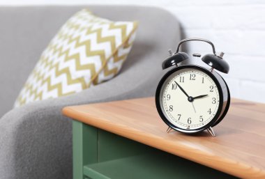 Analog alarm saat yan masada oturma odasında, metin için yer. Günün saati