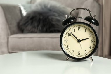 Çalar saat tablo kapalı, metin için yer. Zaman yönetimi
