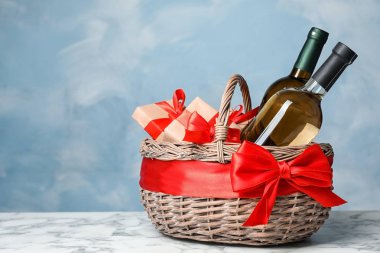 Hediye sepeti renk arka plan üzerinde şarap şişeleri ile. Metin için yer
