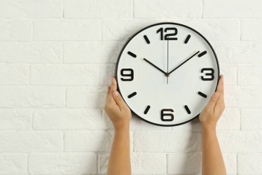 Kadın beyaz tuğla duvar, metin için yer Bitime çok dokunaklı. Zaman yönetimi