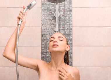 Güzel genç bayan evde duş alıyor.