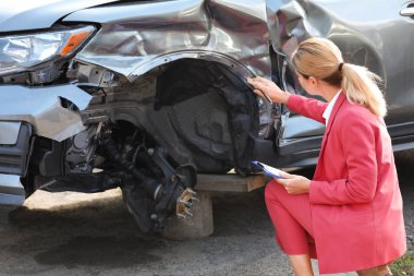 Sigorta acentesi kırık araba açık havada yakınındaki talep formu doldurma
