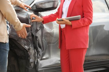 Adam raporlama ve sigortacı tablet dolgulu formu kırık araba yakınındaki kazadan sonra iddia