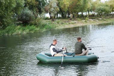 Arkadaşlar Nehri üzerinde tekneden balık tutma. Eğlence etkinliği