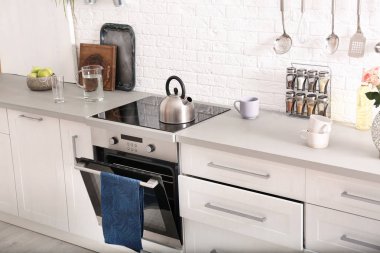 Yeni fırın ile hafif modern mutfak iç