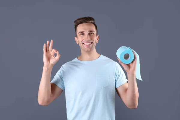 Joven Sosteniendo Rollo Papel Higiénico Sobre Fondo Color —  Fotos de Stock