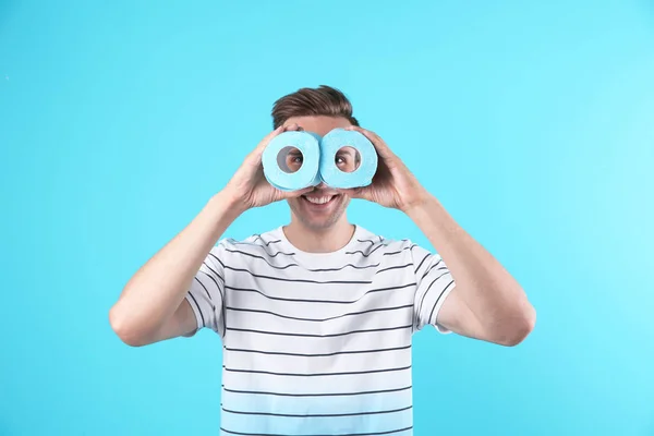 Jeune Homme Drôle Regardant Travers Les Rouleaux Papier Toilette Sur — Photo