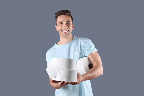 Joven Sosteniendo Rollos Papel Higiénico Sobre Fondo Color —  Fotos de Stock