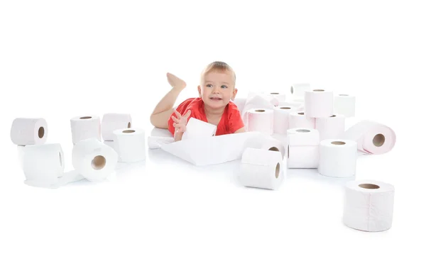 Bonito Criança Brincando Com Papel Higiênico Fundo Branco — Fotografia de Stock