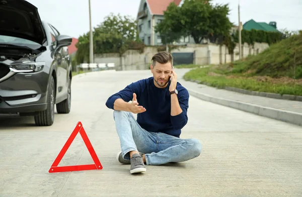 Homem Falando Telefone Perto Triângulo Aviso Carro Quebrado Estrada — Fotografia de Stock