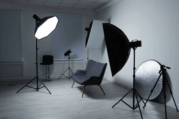 Moderno Estudio Fotográfico Con Equipo Iluminación Profesional — Foto de Stock