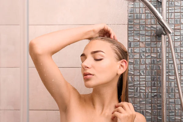 Mulher Bonita Tomando Banho Casa — Fotografia de Stock