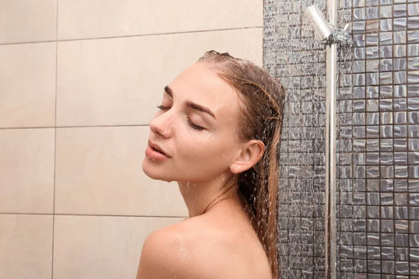 Schöne Junge Frau Unter Der Dusche Hause — Stockfoto