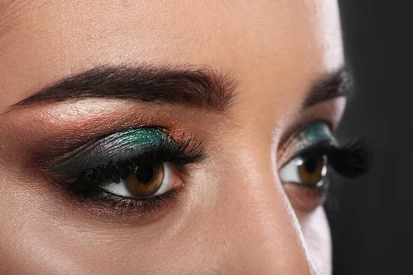 Ung Kvinna Med Ögonfransförlängning Och Vacker Makeup Närbild — Stockfoto