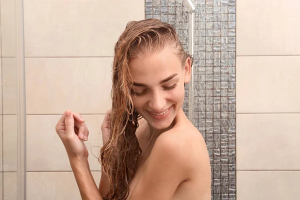 Güzel Genç Bayan Evde Duş Alıyor — Stok fotoğraf
