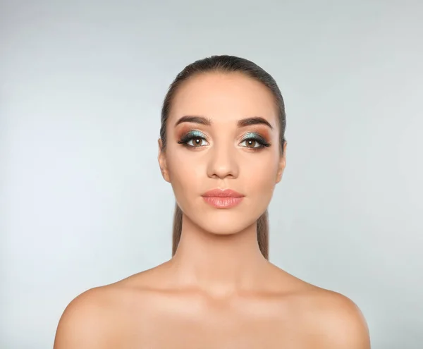 Retrato Mujer Joven Con Extensiones Pestañas Hermoso Maquillaje Sobre Fondo —  Fotos de Stock