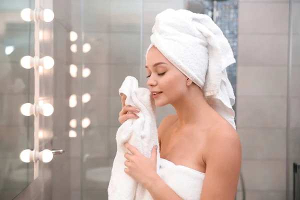 Όμορφη Γυναίκα Καθαρές Πετσέτες Στο Μπάνιο — Φωτογραφία Αρχείου