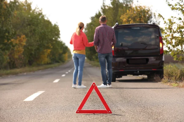 Señal Parada Emergencia Cerca Gente Discutiendo Accidente Coche Carretera Seguro —  Fotos de Stock