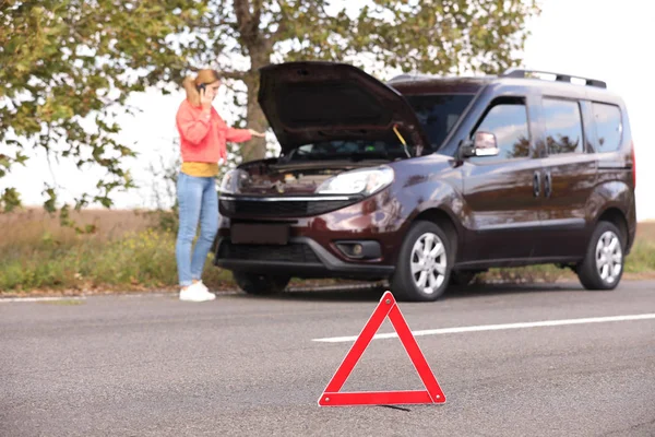 Señal Parada Emergencia Conductor Cerca Coche Roto Carretera Seguro Automóvil — Foto de Stock