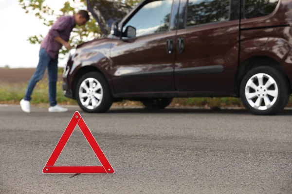 Nouzové Zastavení Znamení Řidič Poblíž Rozbité Auto Silnici Auto Pojištění — Stock fotografie