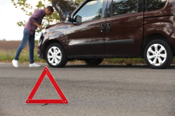 Señal Parada Emergencia Conductor Cerca Coche Roto Carretera Seguro Automóvil — Foto de Stock