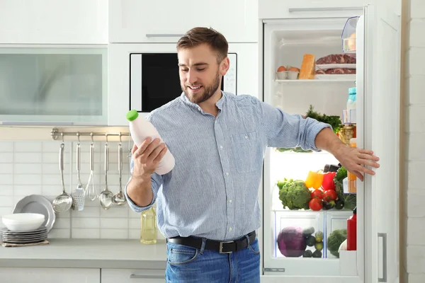 Hombre Tomando Botella Con Leche Del Refrigerador Cocina — Foto de Stock