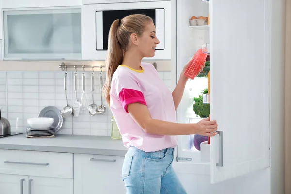 Mulher Tomando Garrafa Suco Fora Geladeira Cozinha — Fotografia de Stock