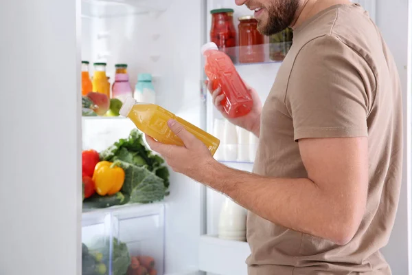 Homme Prenant Des Bouteilles Avec Jus Réfrigérateur Dans Cuisine Gros — Photo
