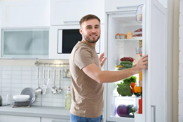 Hombre Elegir Alimentos Nevera Cocina — Foto de Stock