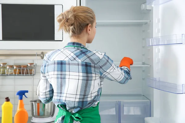 Mujer Con Guantes Goma Limpiando Nevera Vacía Casa — Foto de Stock