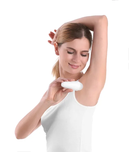 Beyaz Arka Plan Üzerinde Deodorant Kullanan Genç Kadın — Stok fotoğraf