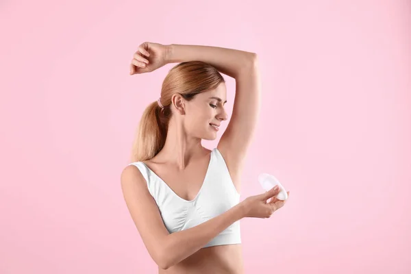 Młoda Kobieta Przy Użyciu Dezodorantu Kolor Tła — Zdjęcie stockowe