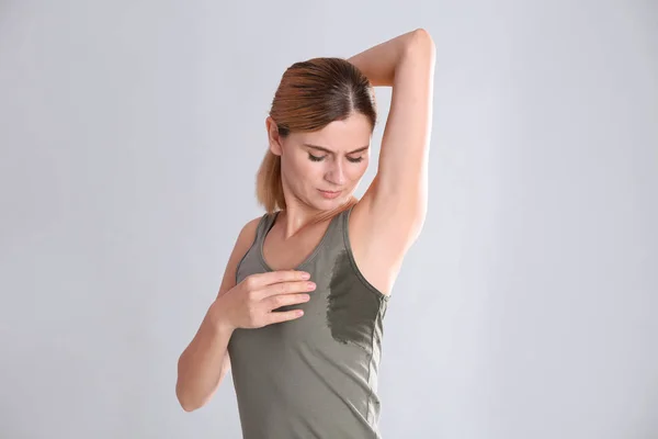 Young Woman Sweat Stain Her Clothes Light Background Using Deodorant — Stock Photo, Image