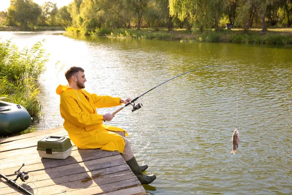 Człowiek Łowienie Ryb Wędkę Drewnianym Molo Riverside Rekreacyjne — Zdjęcie stockowe