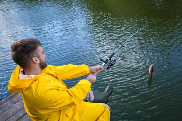 Muž Tyčí Rybolov Dřevěném Molu Riverside Rekreační Aktivity — Stock fotografie