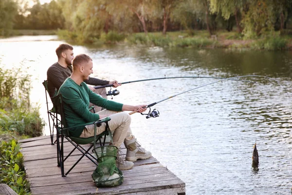 Przyjaciele Połowów Drewnianym Molo Riverside Rekreacyjne — Zdjęcie stockowe