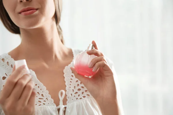 Jovem Mulher Usando Perfume Dentro Casa Close Espaço Para Texto — Fotografia de Stock
