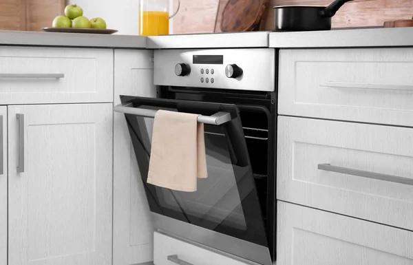 用厨房家具建造的开放式现代烤箱 — 图库照片